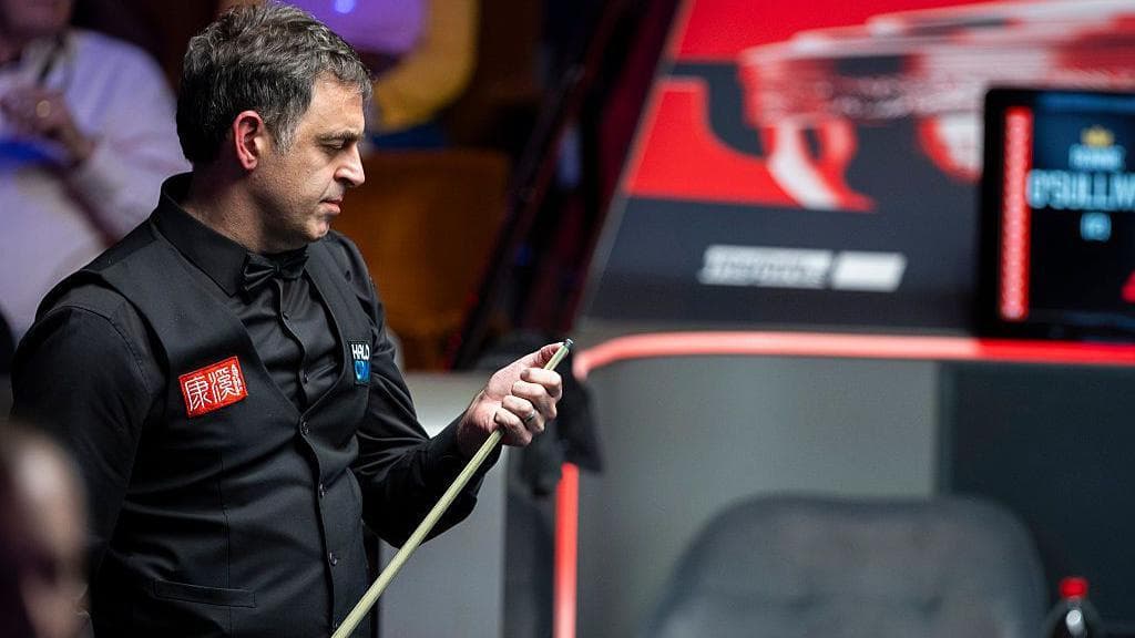 Ronnie O'Sullivan looking at his cue