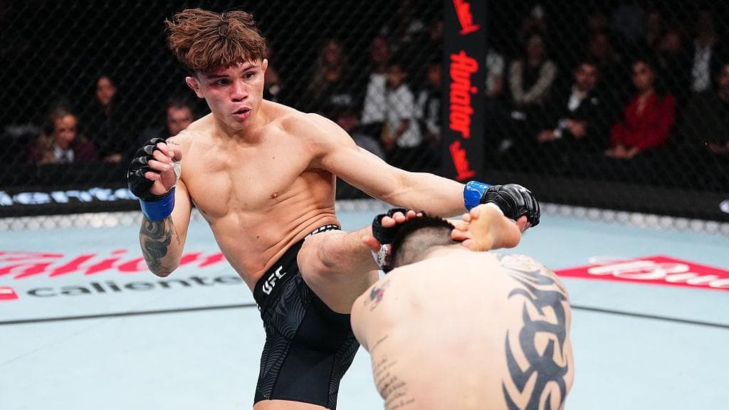 Lone'er Kavanagh in action against Brandon Moreno