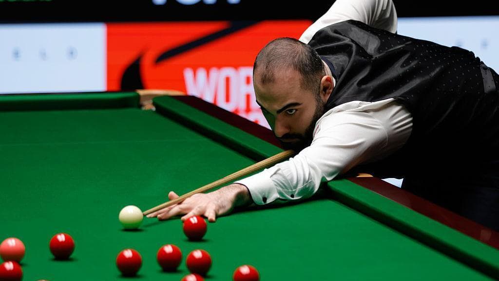 Hossein Vafaei preparing to strike the cue ball