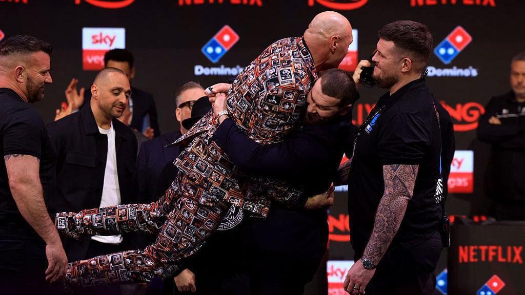 Arslanbek Makhmudov jokingly lifts Tyson Fury at the face-off