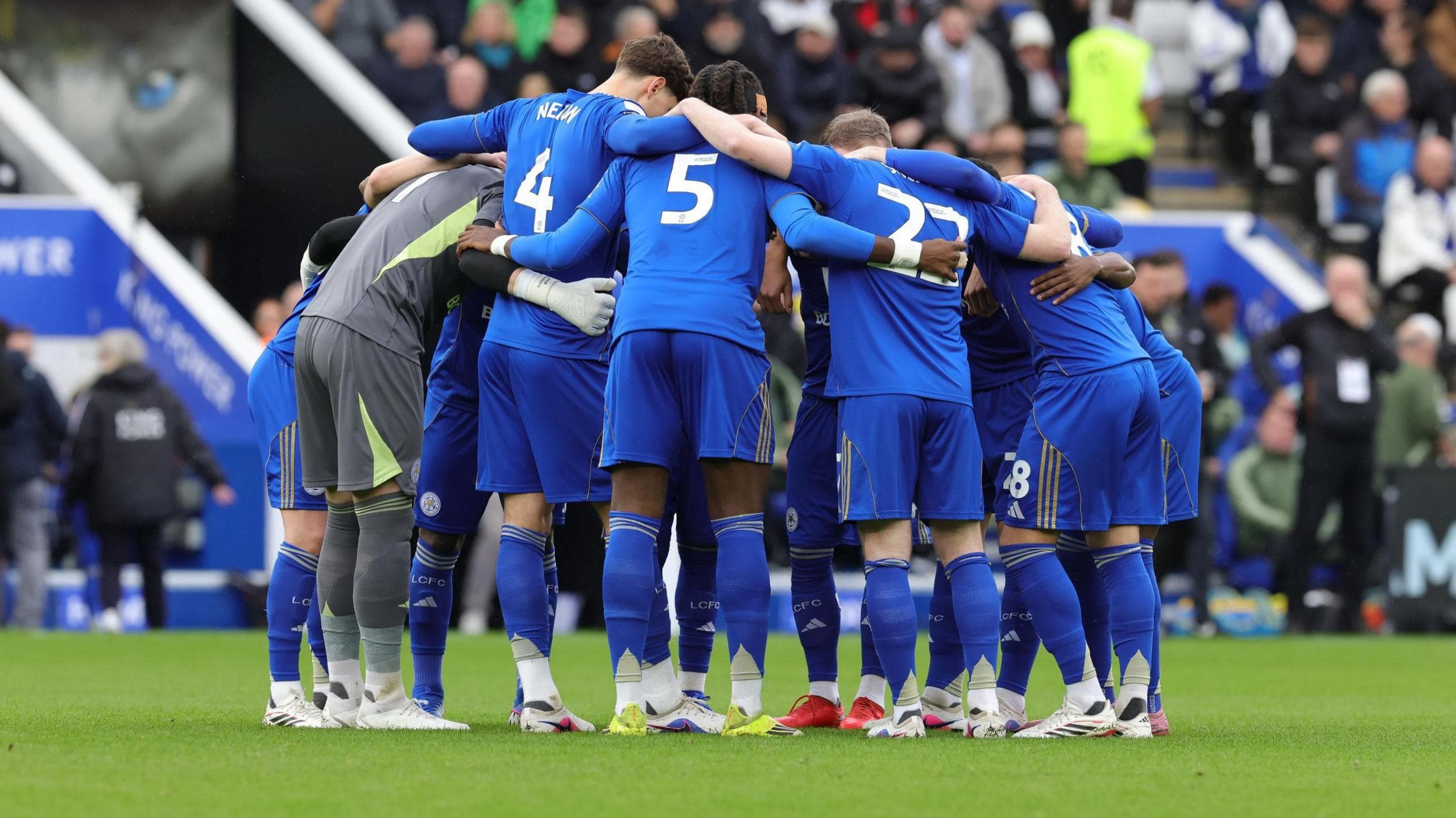 Leicester City players huddle