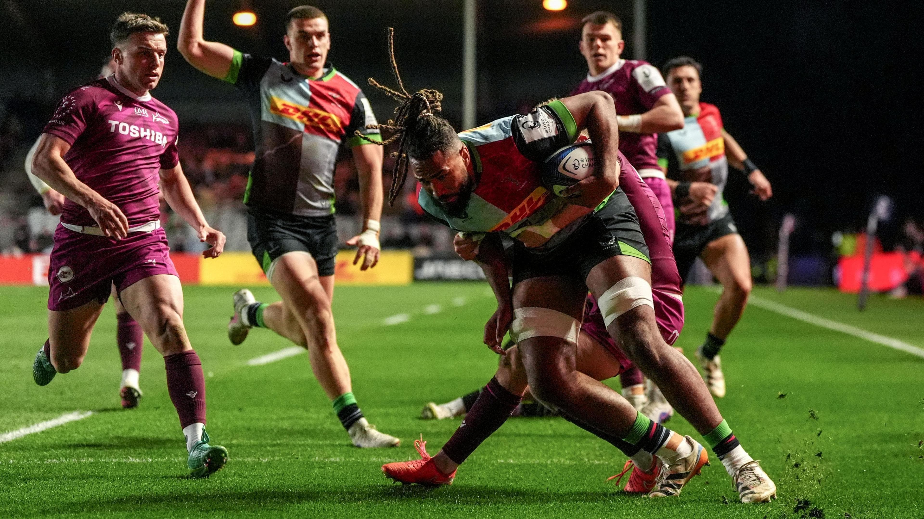 Chandler Cunningham-South scores a try for Harlequins