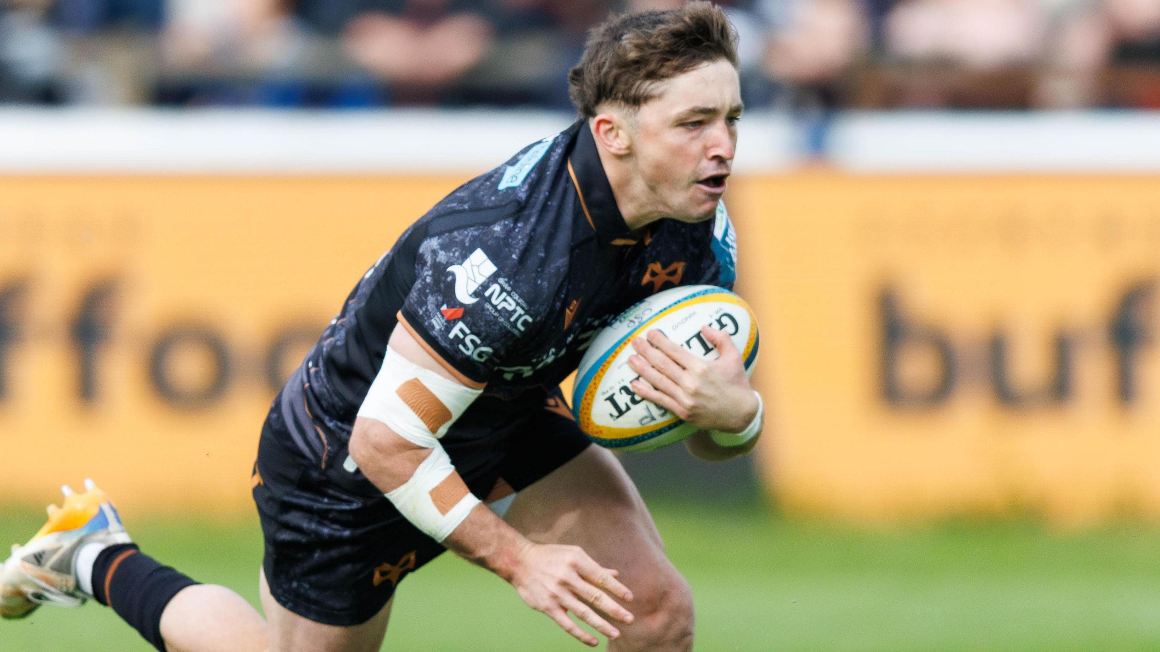 Dan Edwards runs with the ball under his left arm