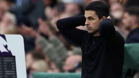 Mikel Arteta slumps to his knees