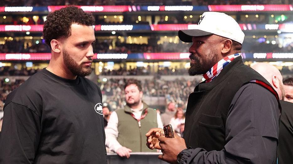 Moses Itauma and Derek Chisora speak at ringside