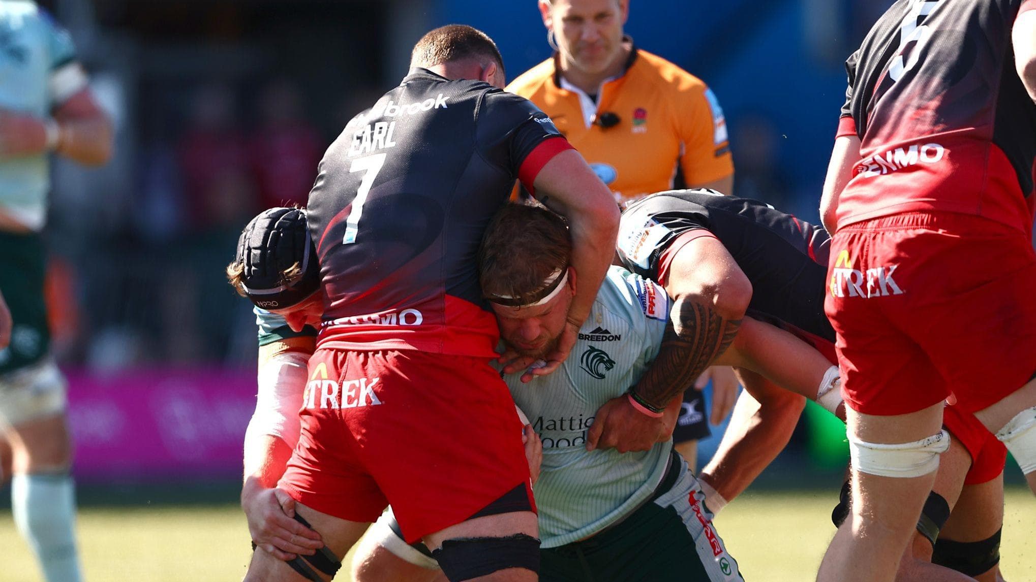 Saracens beat Leicester to keep play-off hopes alive