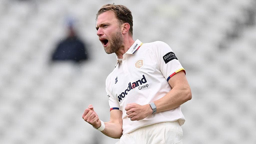 Cook haul helps set up Essex run chase at Warwicks