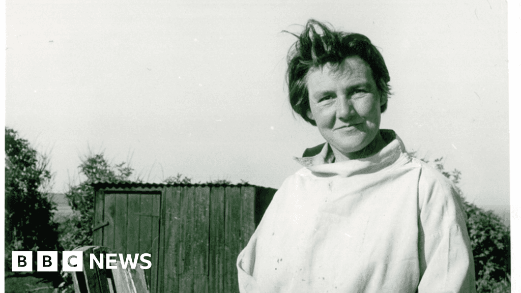 Lost Joan Eardley painting found in charity shop sells for ÂŁ29,500