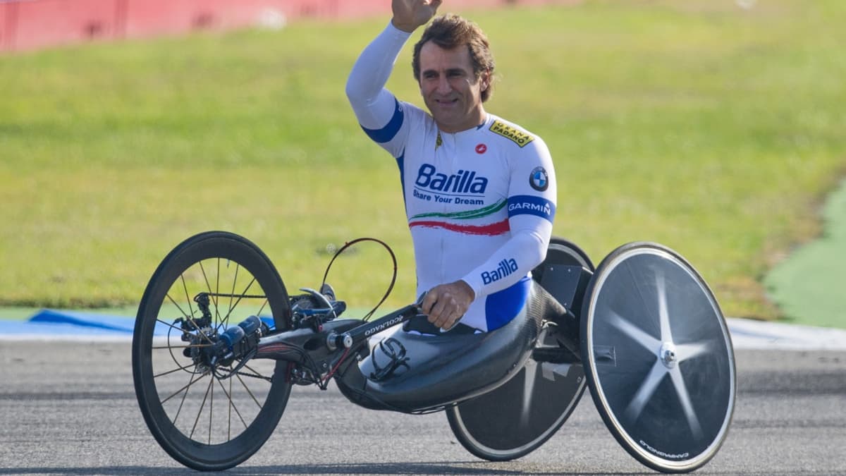 Muere Alex Zanardi, el expiloto de F1 que perdió las piernas en un accidente y alcanzó la gloria como ciclista paralímpico