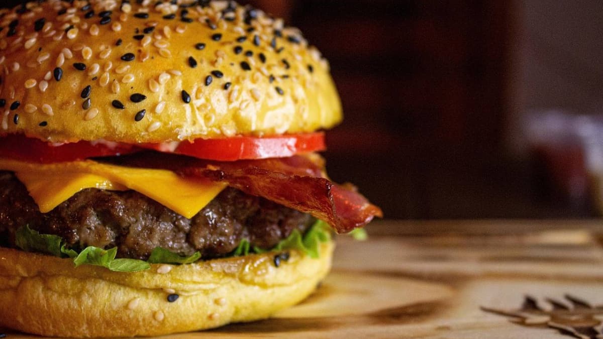 La centenaria cadena de hamburguesas cierra restaurantes por "motivos económicos"