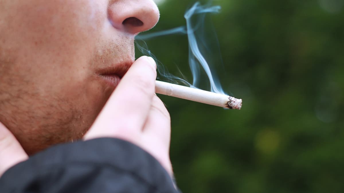 Reino Unido declara la guerra al tabaco: a partir de qué edad tendrán prohibido fumar