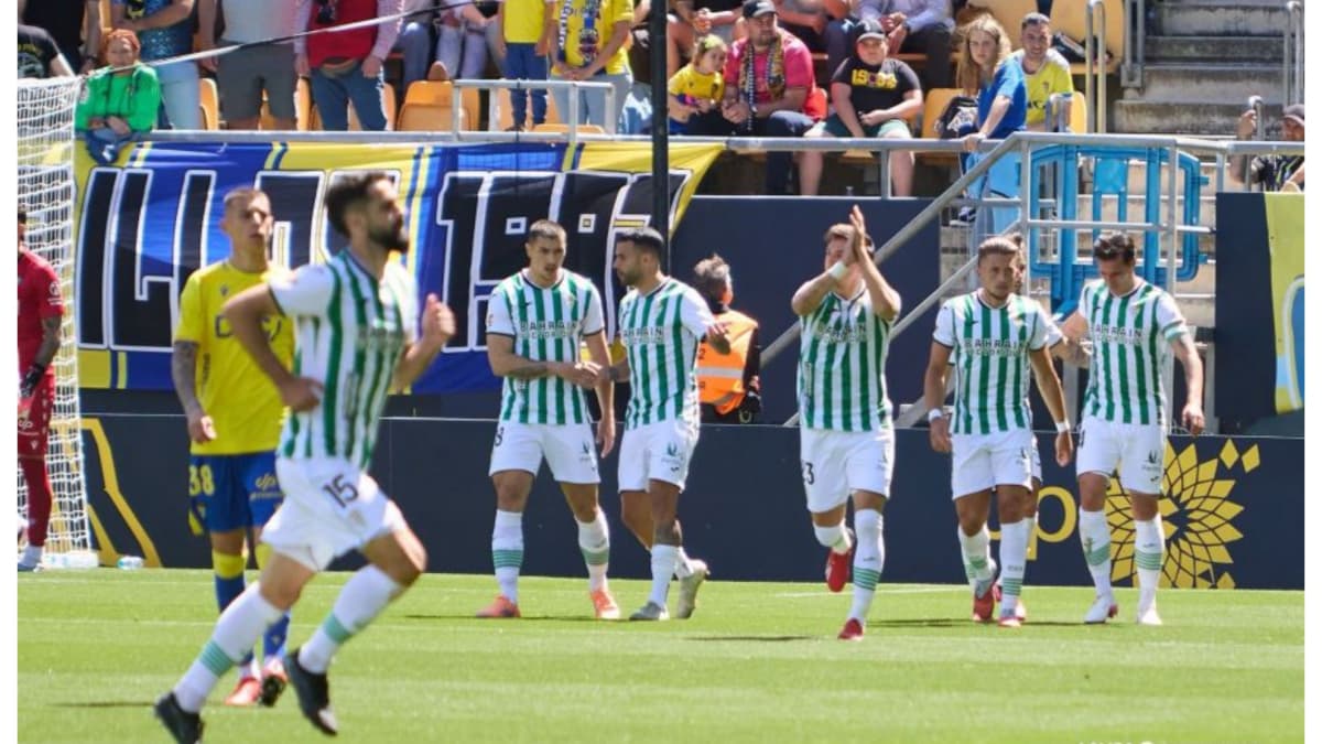 El Córdoba renace en el 'derbi de las urgencias' y hunde más al Cádiz