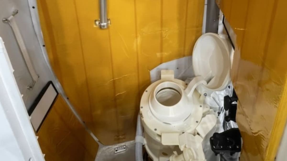Cómo funciona un inodoro en una nave espacial como la de la misión Artemis II: la luz de avería, la solución, cómo lo hacen...