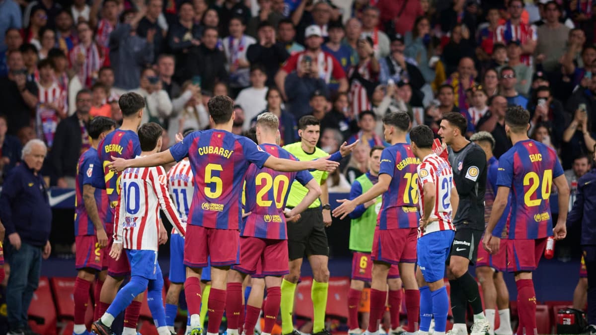 El audio del VAR de la polémica: “El jugador del Barcelona juega de forma normal”