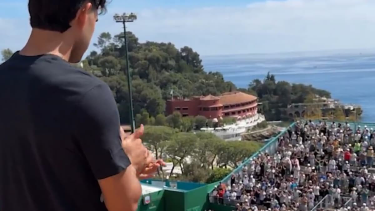 Alcaraz sale al balcón de Montecarlo a despedir al belga Goffin