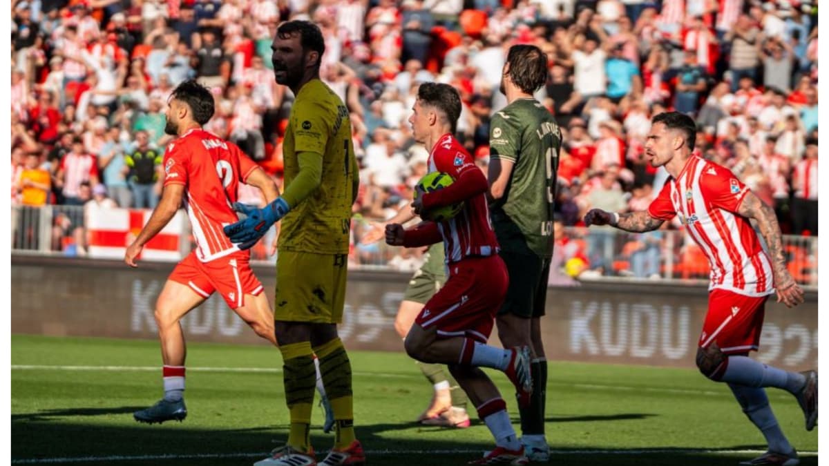 Nico rescata 'in extremis' a un Almería que se pone en ascenso directo