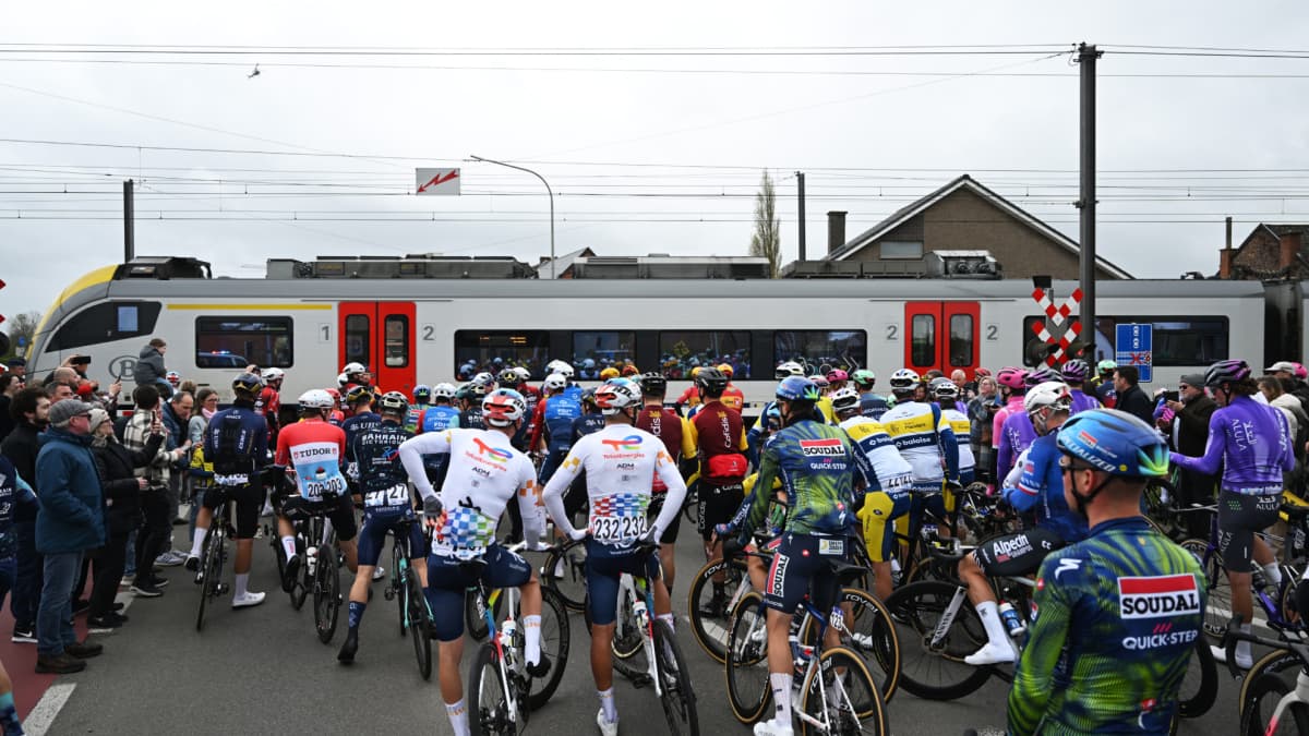 La justica belga procesa a Pogacar, Evenepoel y al resto de ciclistas que se saltaron el paso a nivel