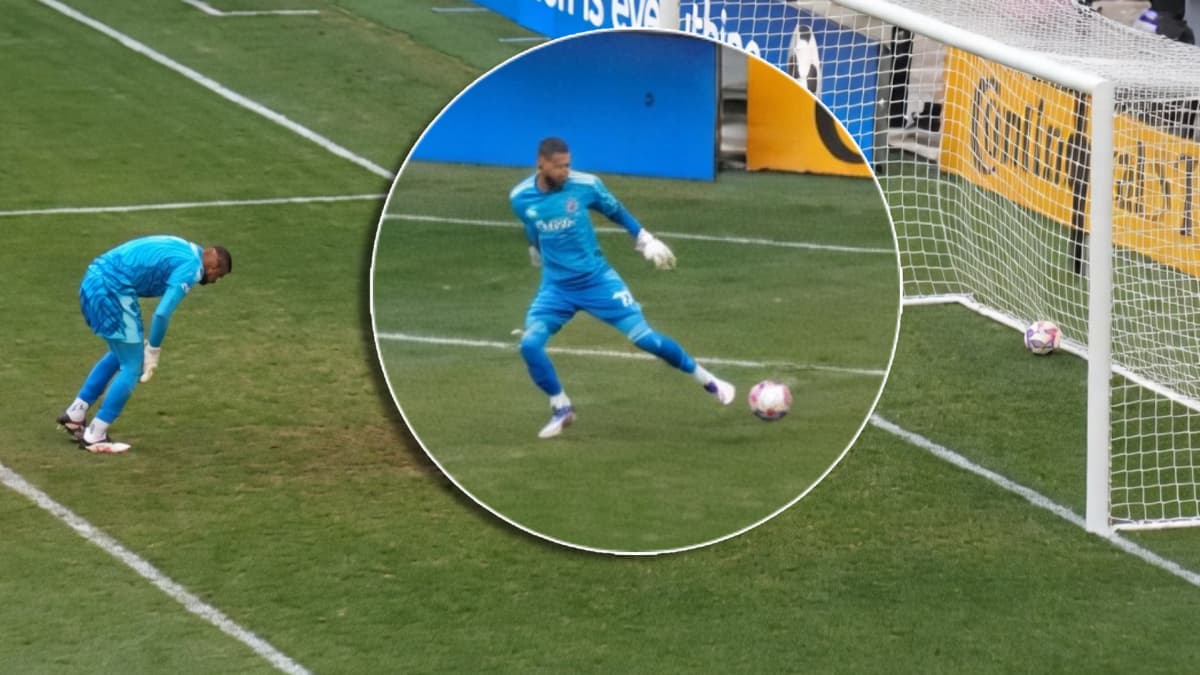 Ya tenemos el blooper del año: ¿qué hace el portero?