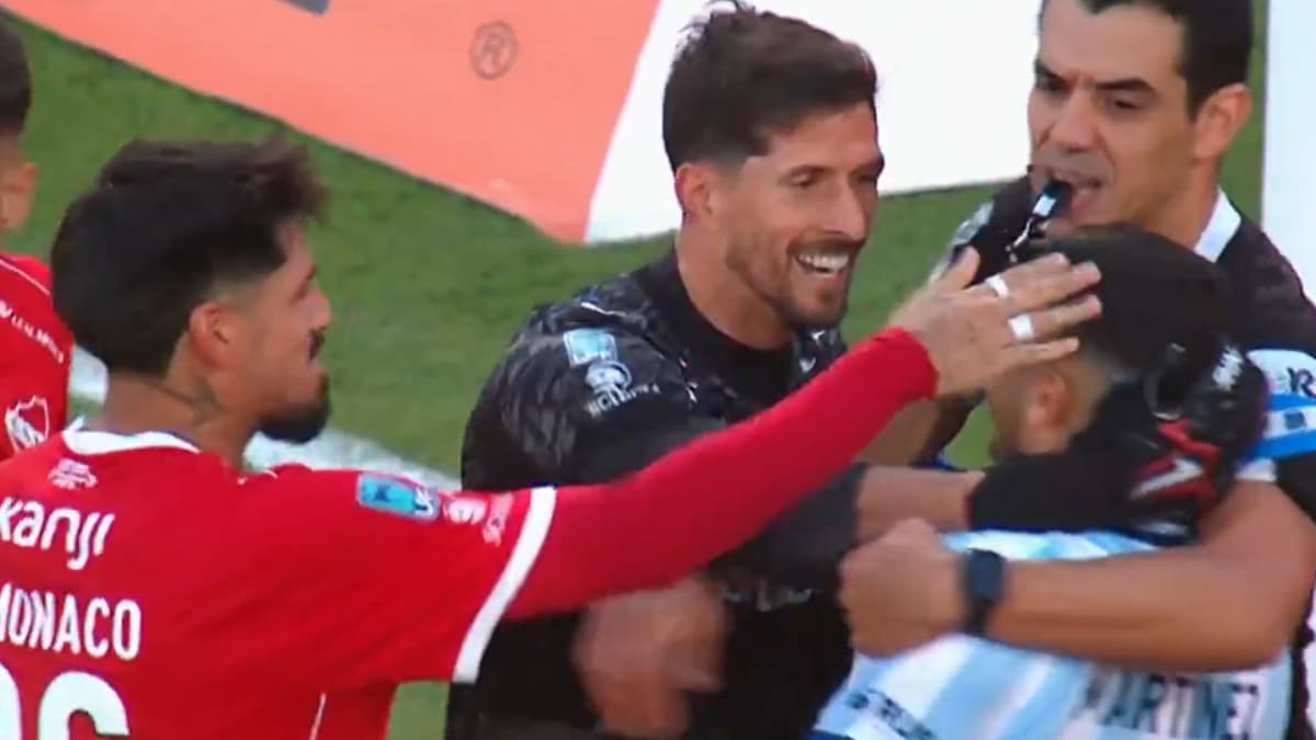 Falla un 'panenka' en el derbi de Avellaneda... ¡y los rivales le 'abrazan' para felicitarle!