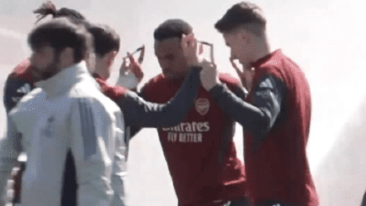 Novedoso entrenamiento del Arsenal: ejercicios con balĂłn... ÂĄcon bolĂgrafos de por medio!