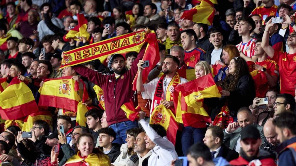 La FIFA abre expediente a España por los cånticos racistas en Cornellå