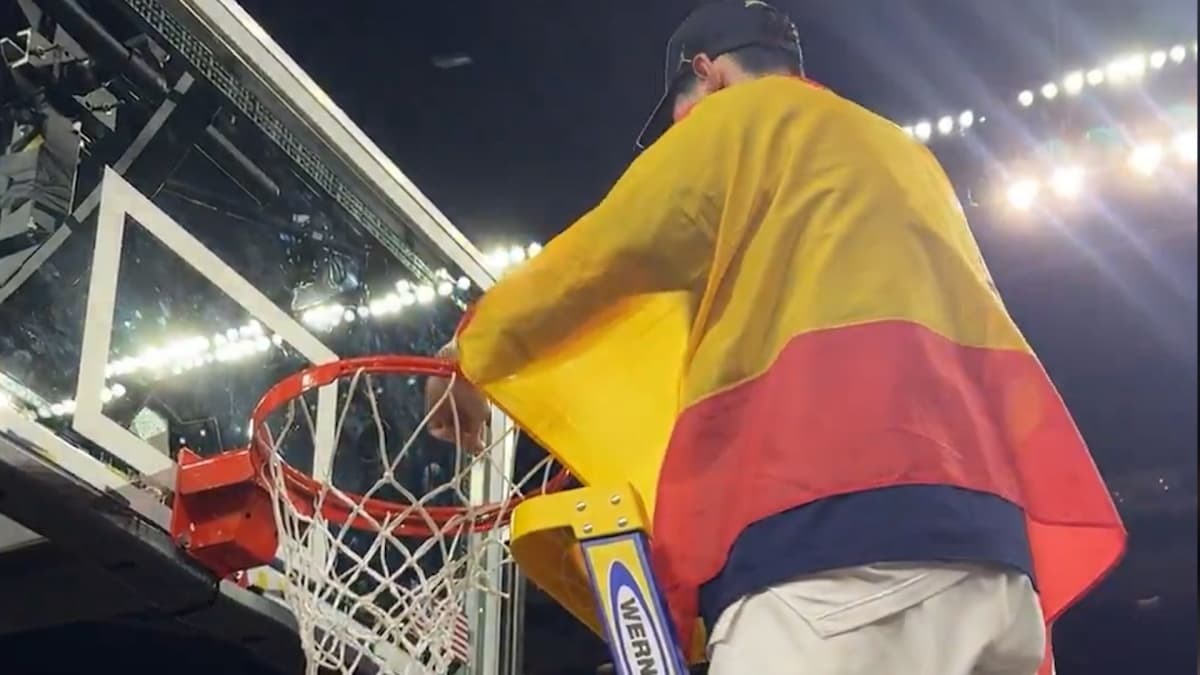 Orgullo español: Aday Mara corta la red con la bandera de España