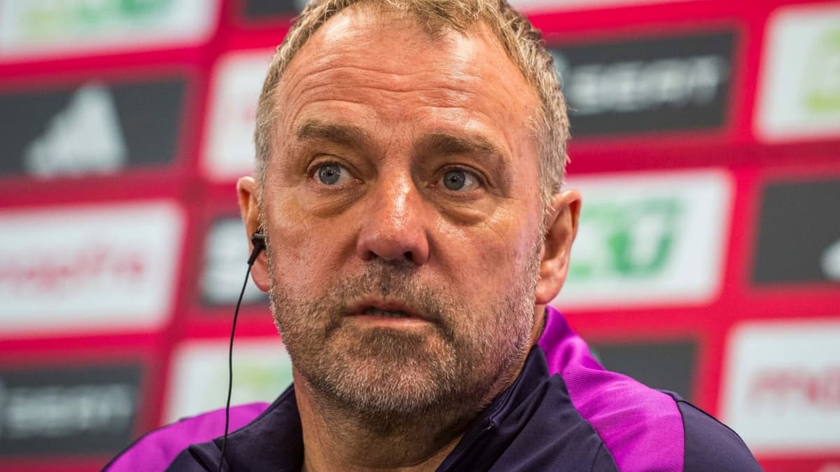 Flick se queja de la acción de Pubill: "Era penalti y roja; no entiendo para qué tenemos el VAR"