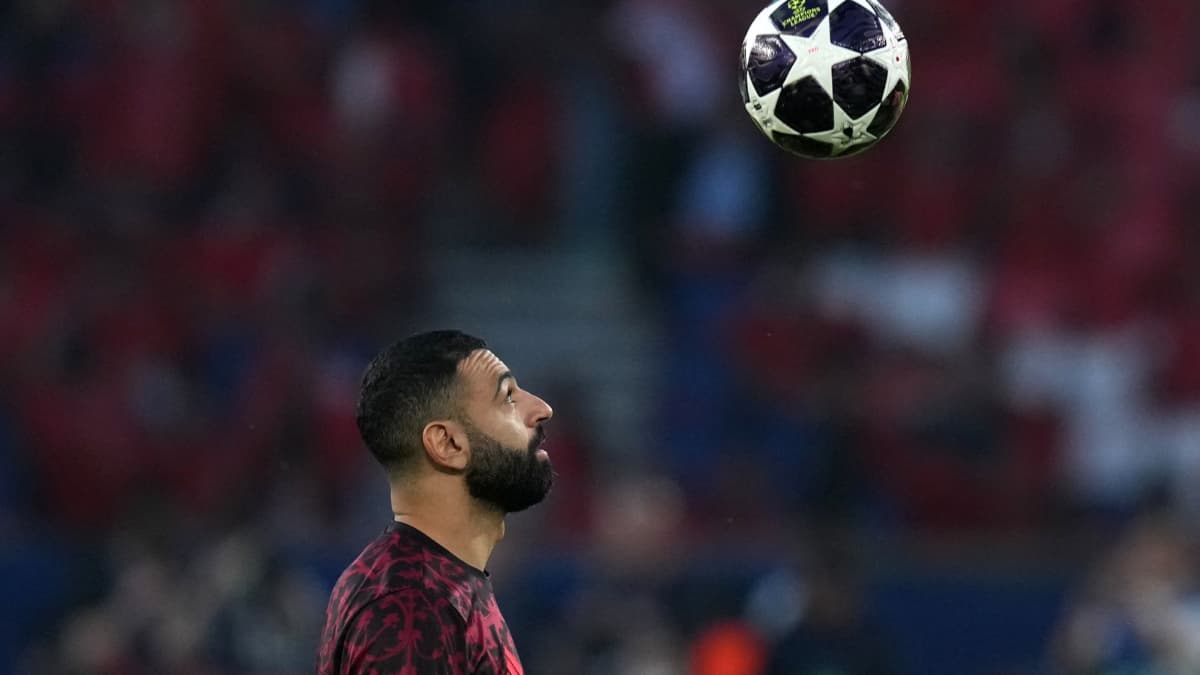 Salah pierde la corona de faraĂłn antes de abdicar