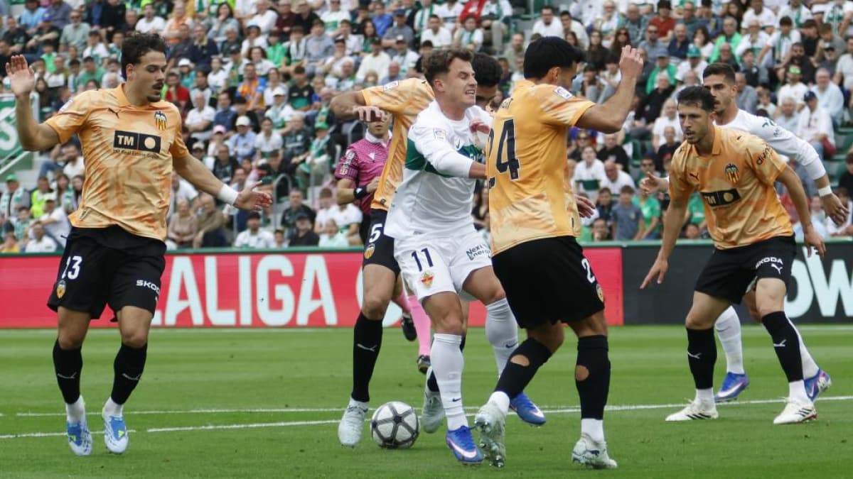 El Elche castiga la inoperancia del Valencia y escapa del abismo