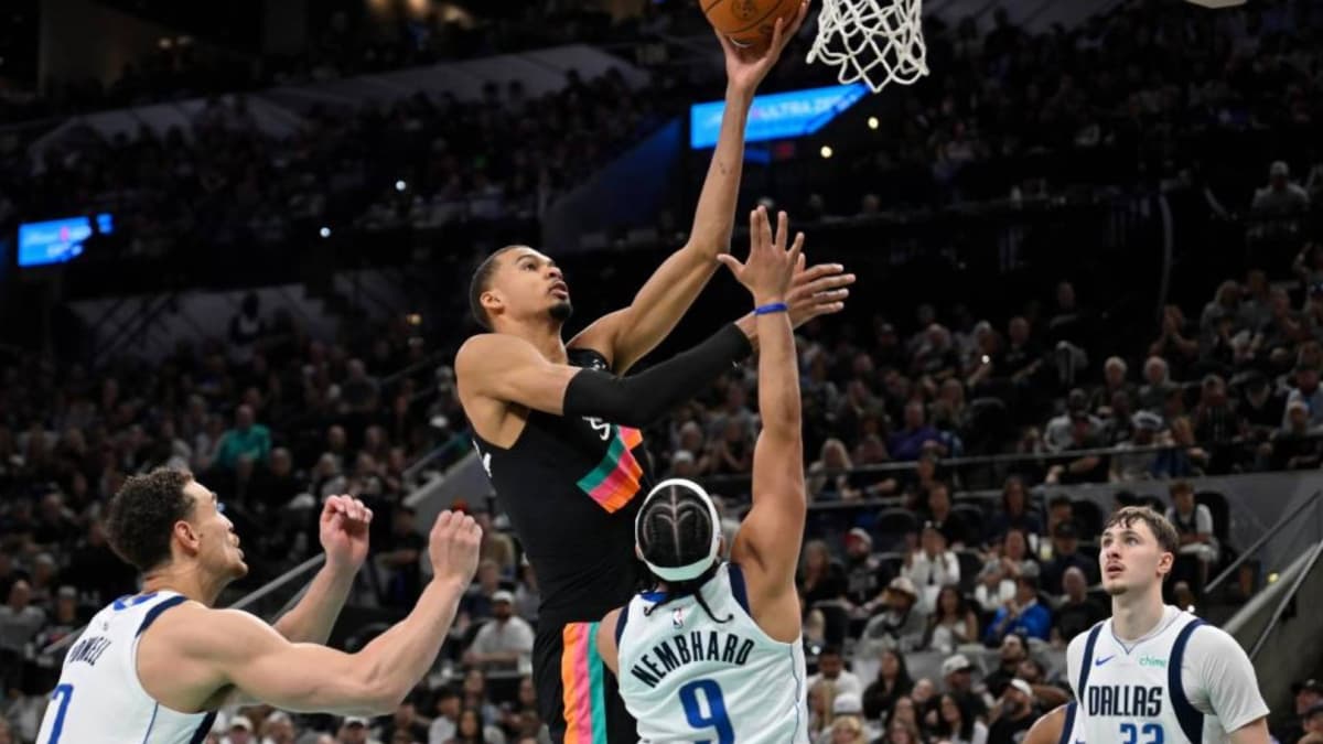 Wembanyama destaca con un regreso triunfal para seguir vivo en la lucha por el MVP