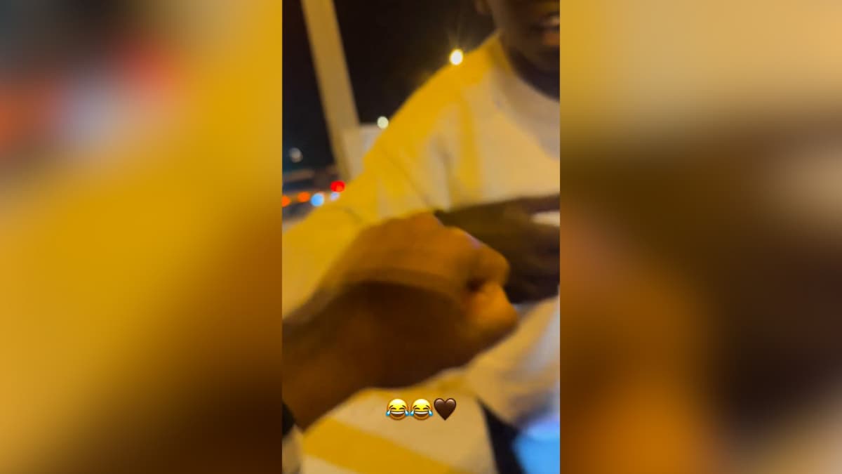 La divertida celebraciĂłn de Lamine con un aficionado cuando abandonaba el Camp Nou