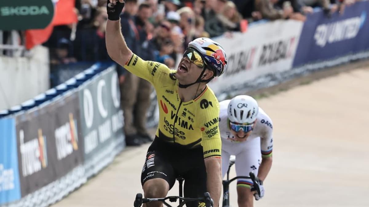 Van Aert derrota a Pogacar para ganar su primera ParĂs-Roubaix