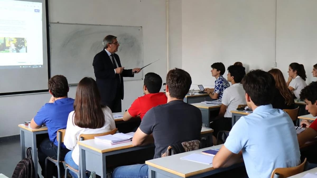 Jordi Martí, profesor: "El 'aprobado general' encubierto es la mayor estafa para a un alumno"