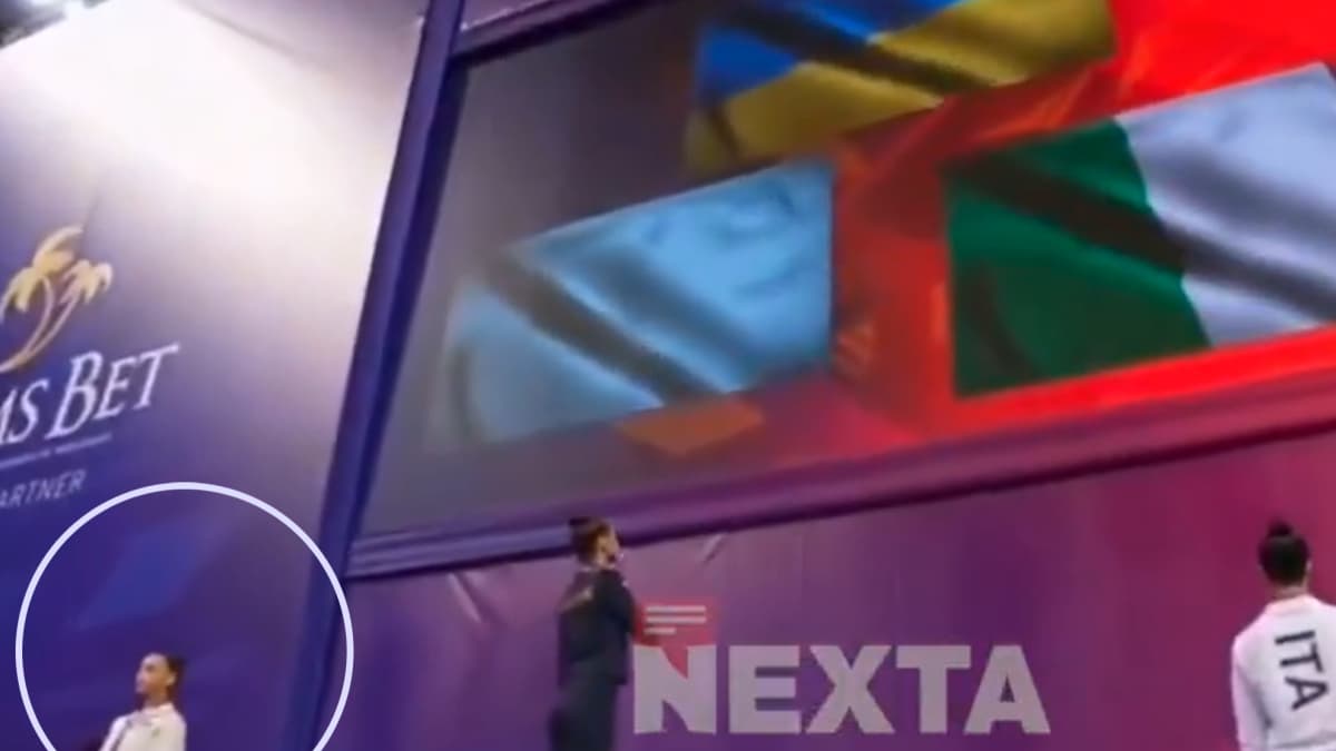 Amonestan a la rusa que dio la espalda a la bandera ucraniana en el podio