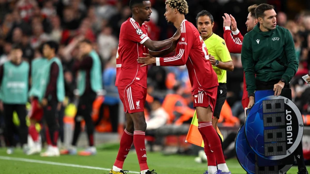 Isak-Ekitiké: una dupla de 240 millones 'maldita' para el Liverpool