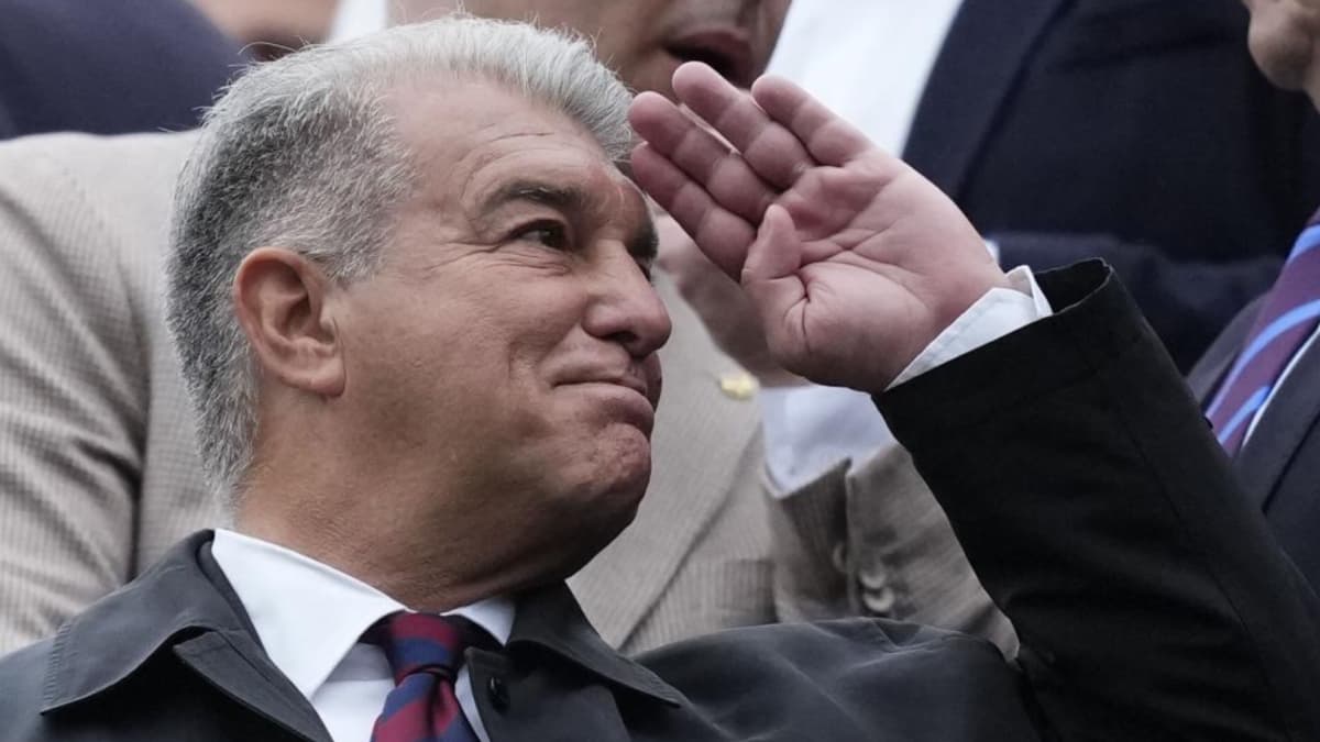 Abrazo y conversación distendida entre Laporta y Tebas en el Godó