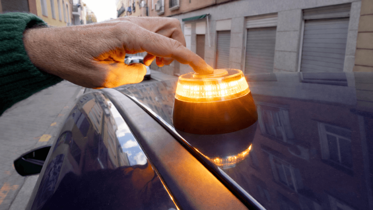 Los fabricantes de balizas V16 conectadas dan la voz de alarma: "Está afectando a millones de conductores"