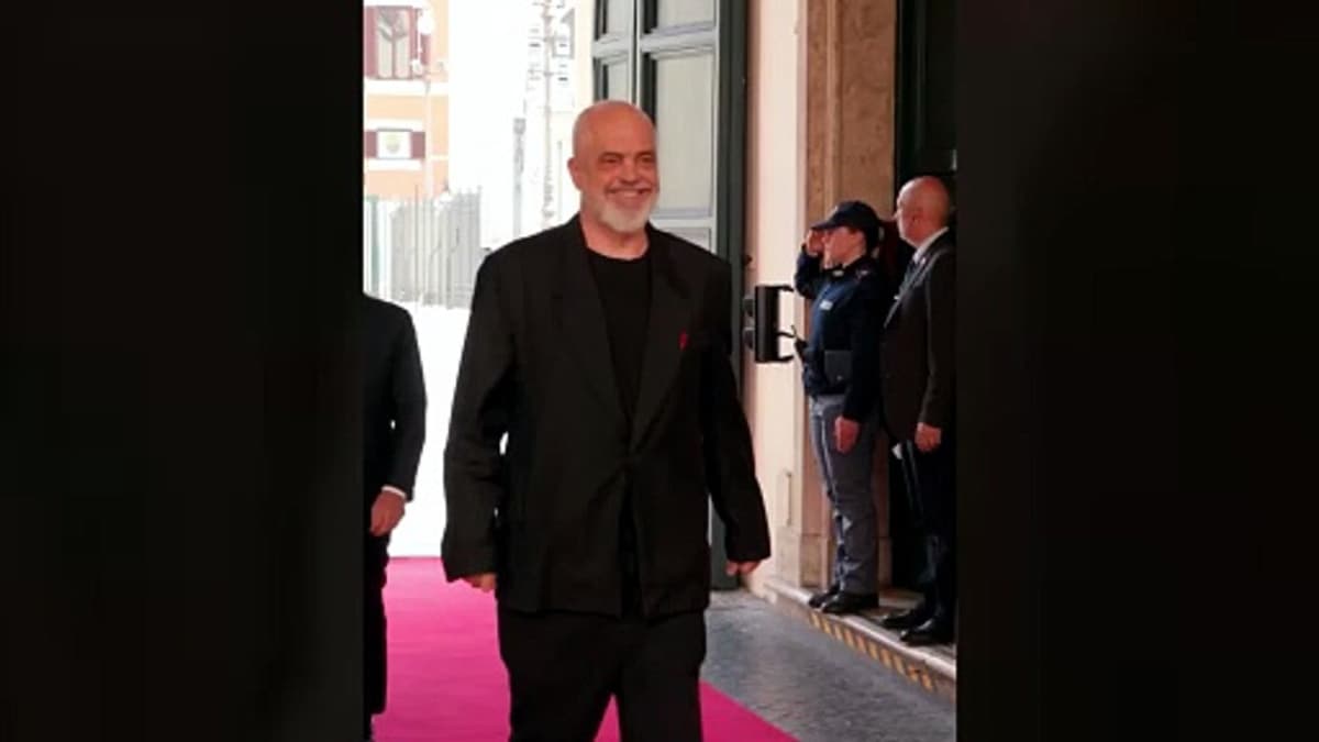 El saludo viral entre Meloni y el primer ministro de Albania, ex profesional de baloncesto