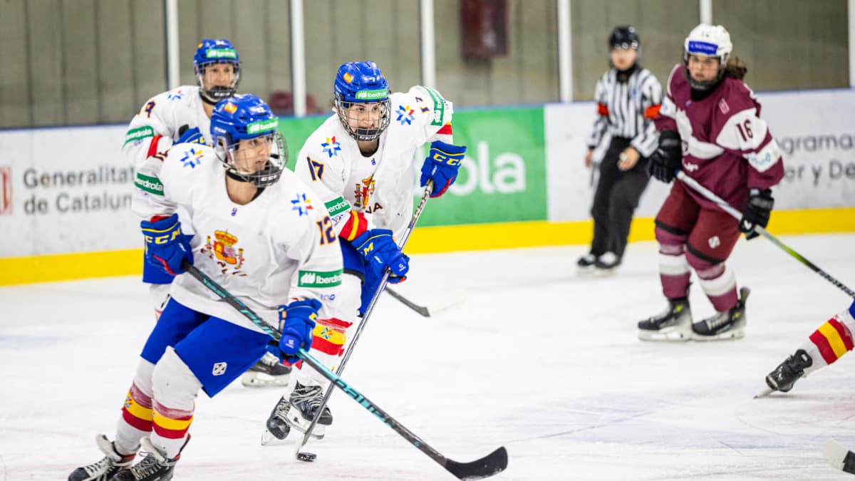 España hace historia con su primera victoria en la División I femenina deI hockey hielo