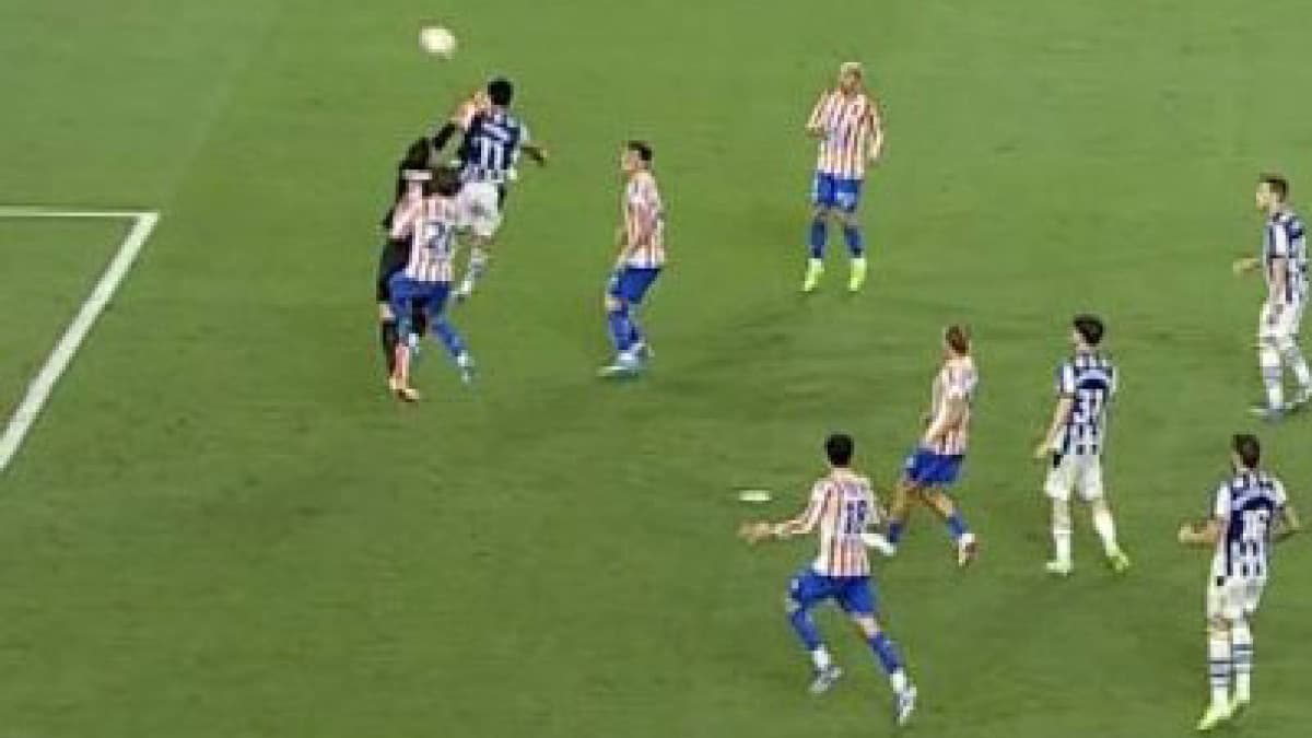 Burrull y el penalti a Guedes: "Es claro, Musso sale tarde y golpea en el rostro del portugués"