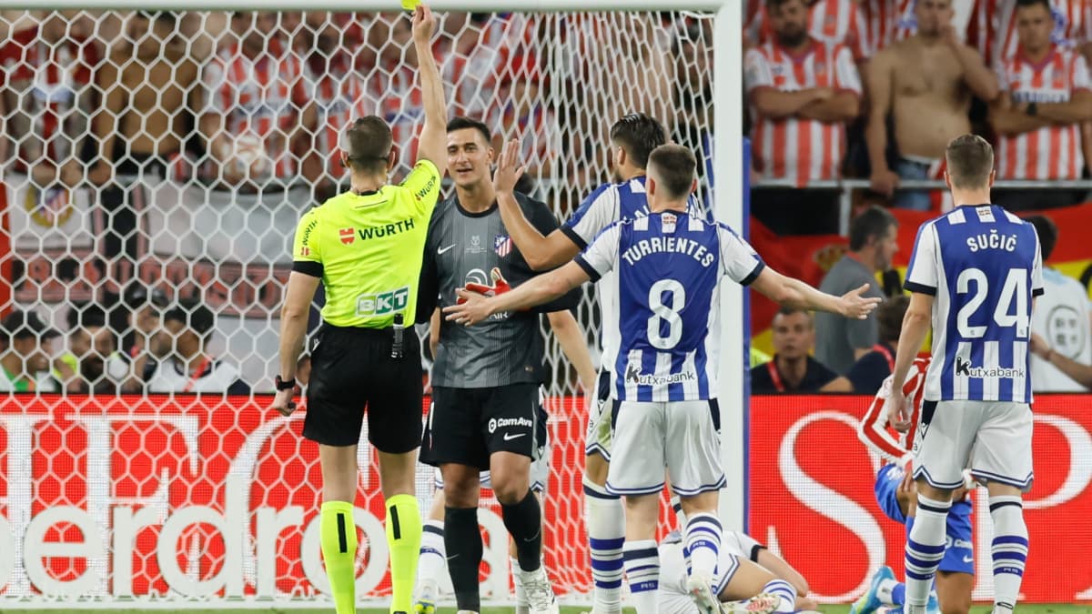 De héroe a villano... en el peor momento