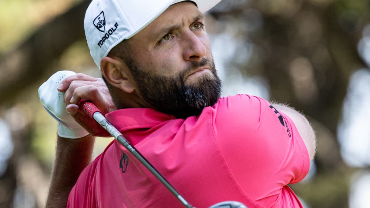 Jon Rahm pierde una bola y lo arregla a tiempo en México