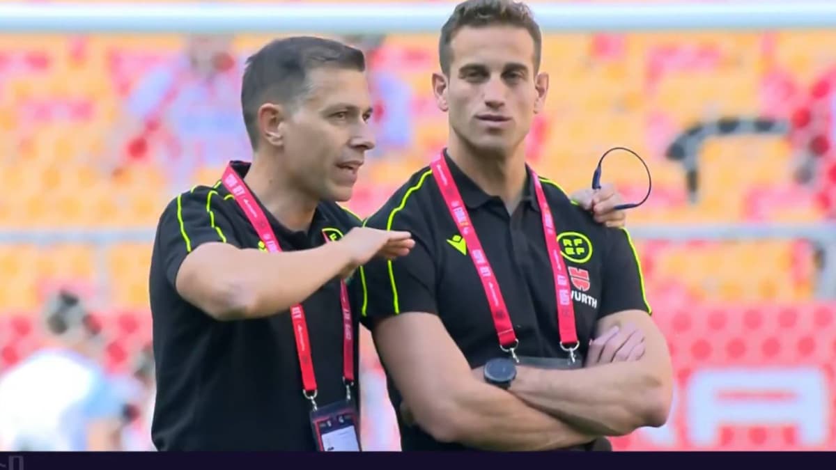 La viral arenga de Cordero Vega a Alberola Rojas: "Es tu puñetero partido, dales fiesta"