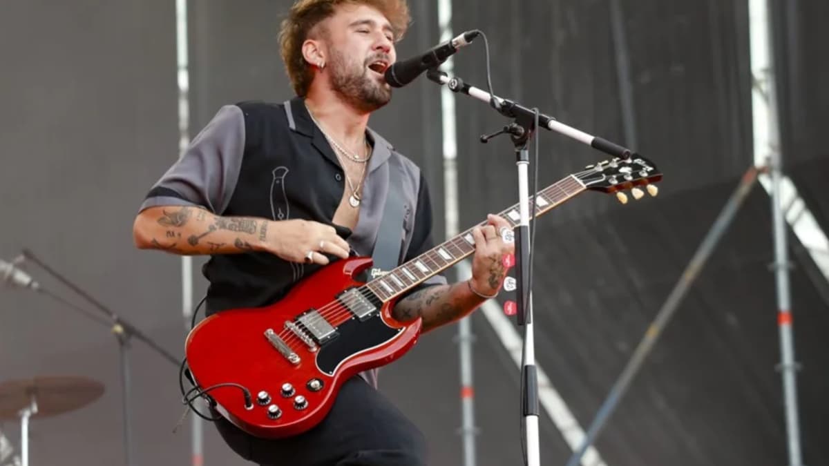 Dani Fernández se cae en su concierto en el Roig Arena: "Mañana me operan de urgencia"