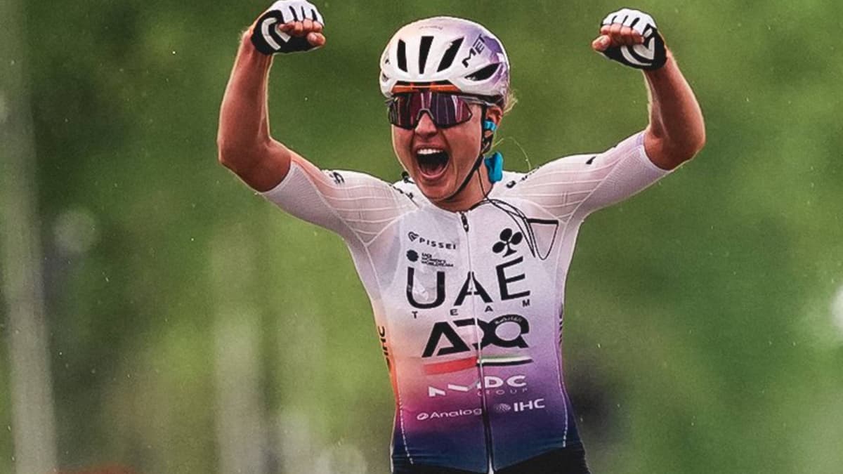 Paula Blasi brinda en la Amstel: pionera española en la clásica cervecera