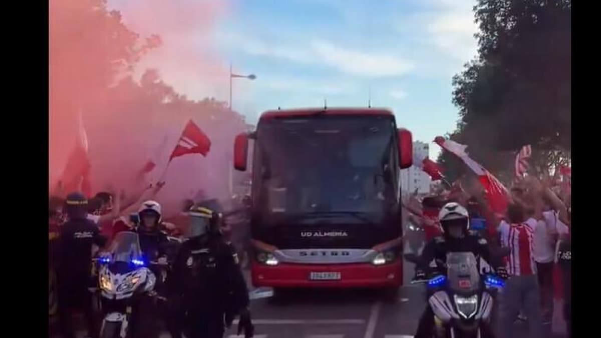 Batalla campal con cinco detenidos y un herido en la previa del Almería-Málaga