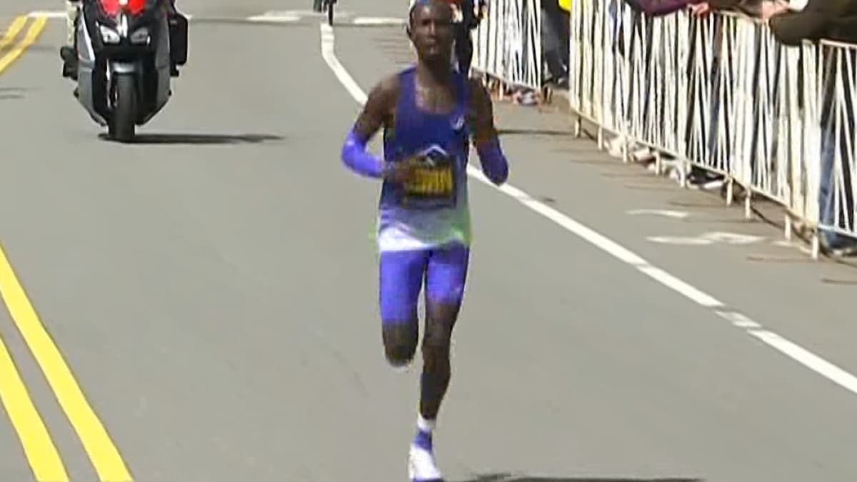 Korir impone su ley en el maratón de Boston y pulveriza el récord del circuito