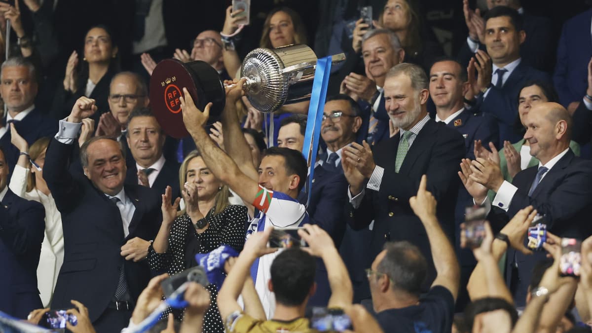 Pitar el himno en otros países: de cárcel y multas... a ignorarlo