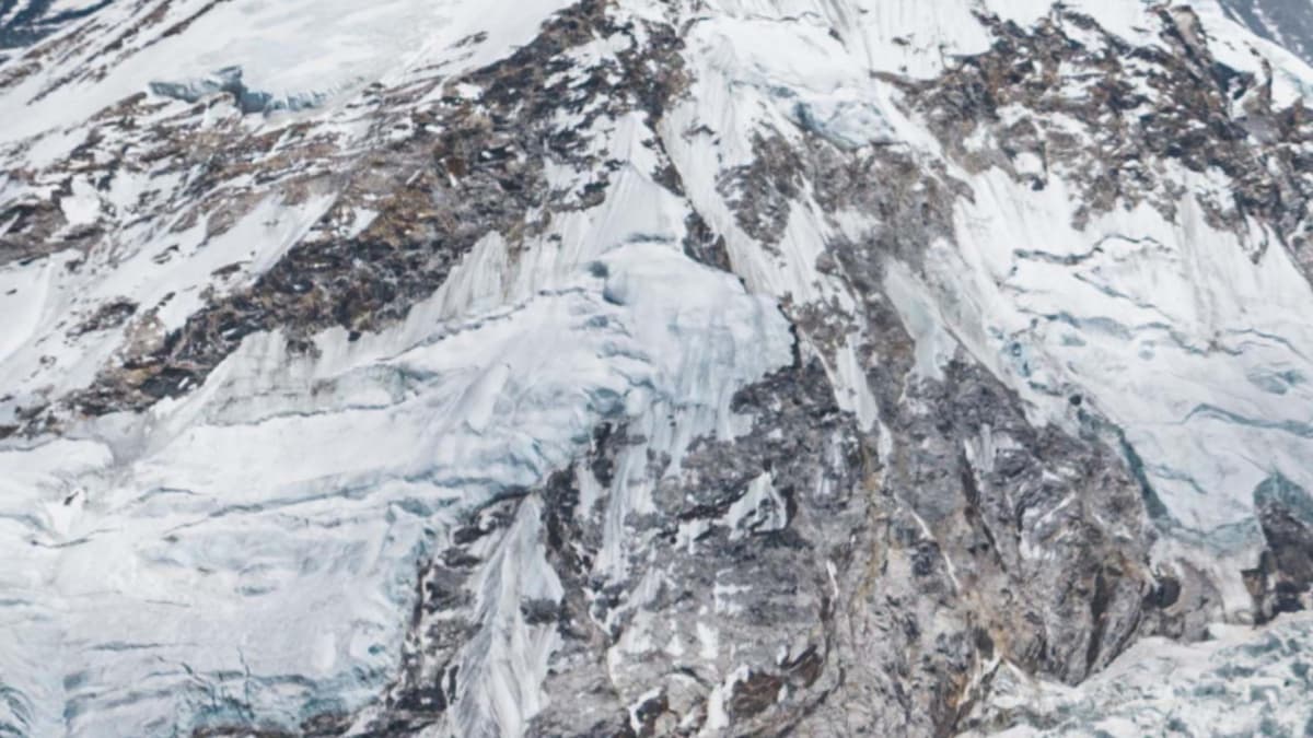 Tres alpinistas mueren de hipotermia en la montaña más alta de Buriatia