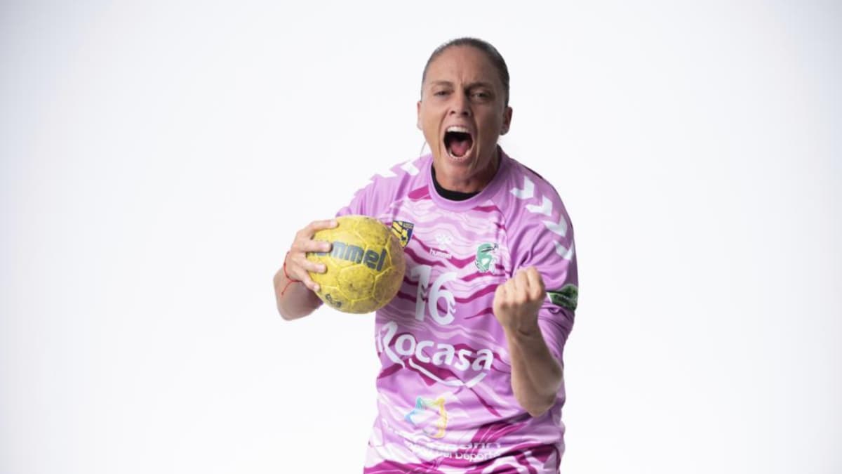 Silvia Navarro, la jugadora más longeva del balonmano, se retira